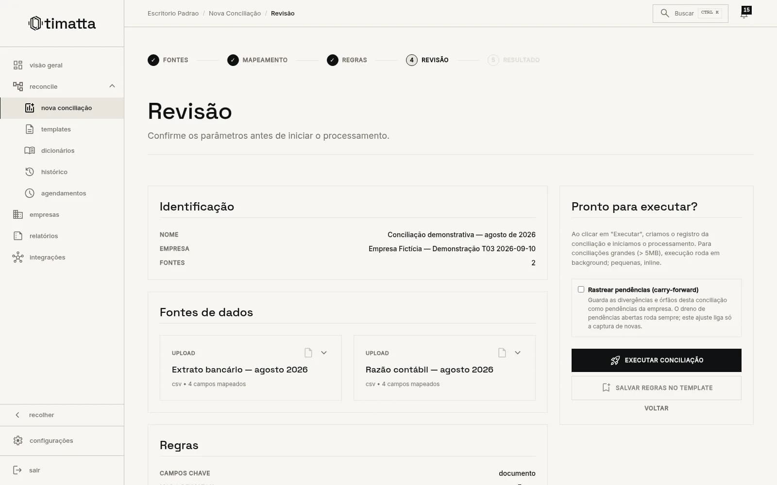 Dados fictícios na tela Revisão, com empresa, duas fontes e regras prontas para executar.
